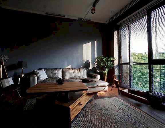 Batıkent’te pastel renkler, modüler mobilyalar ve geniş pencerelerle doğal ışık alan modern bir apartman salonu